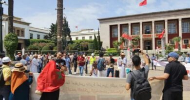Familles sans aide : les sinistrés d&rsquo;Al Haouz manifestent devant le Parlement