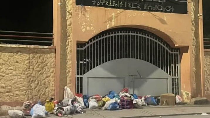 Beni Mellal : Des déchets déversés devant le siège de la commune de Foum El Ancer en signe de protestation